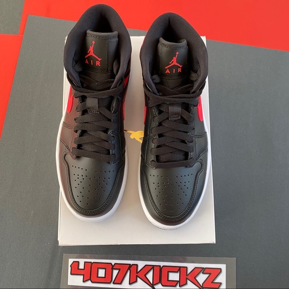 Women’s Air Jordan 1 ‘Siren Red’ - Picture 4 of 8